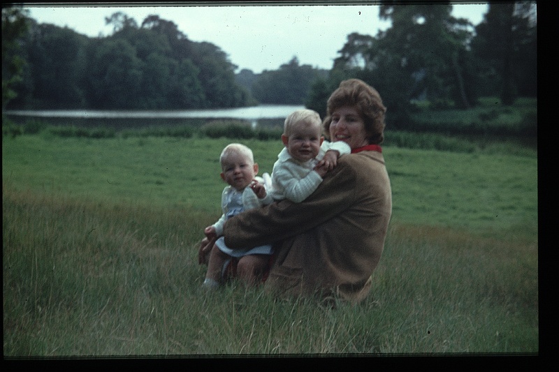 31.Horsten jul 1964 Mama,Brigitte,Marion.JPG